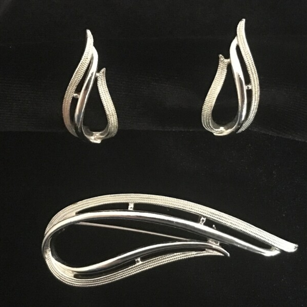 Vintage 1958 Sarah Coventry Textured Silver Brooch Clip Earrings